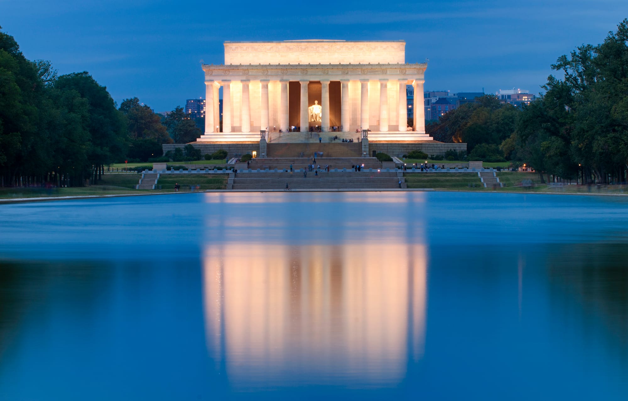 Washington DC limo tour at the Lincoln Memorial